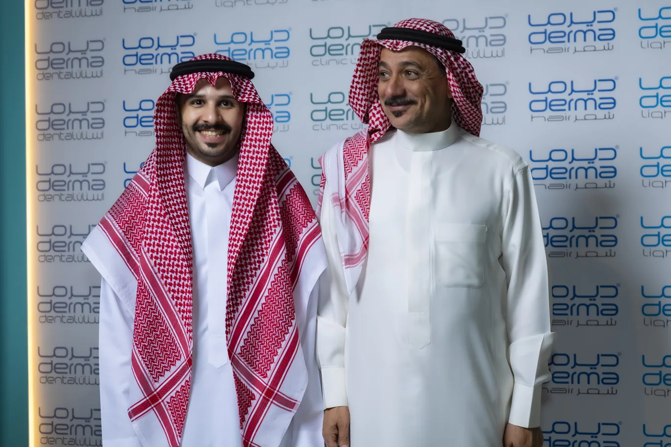 ضيوف أمام خلفية تصوير بعلامة عيادات ديرما