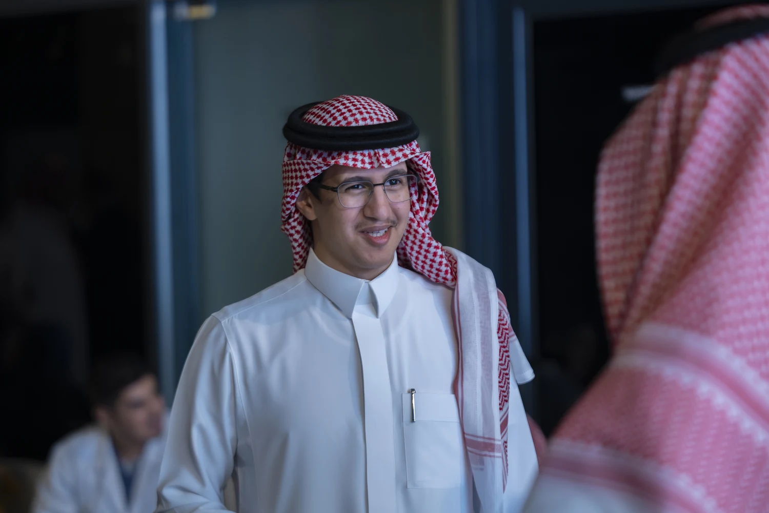 حضور يتفاعلون داخل تجربة الضيوف بعلامة عيادات ديرما