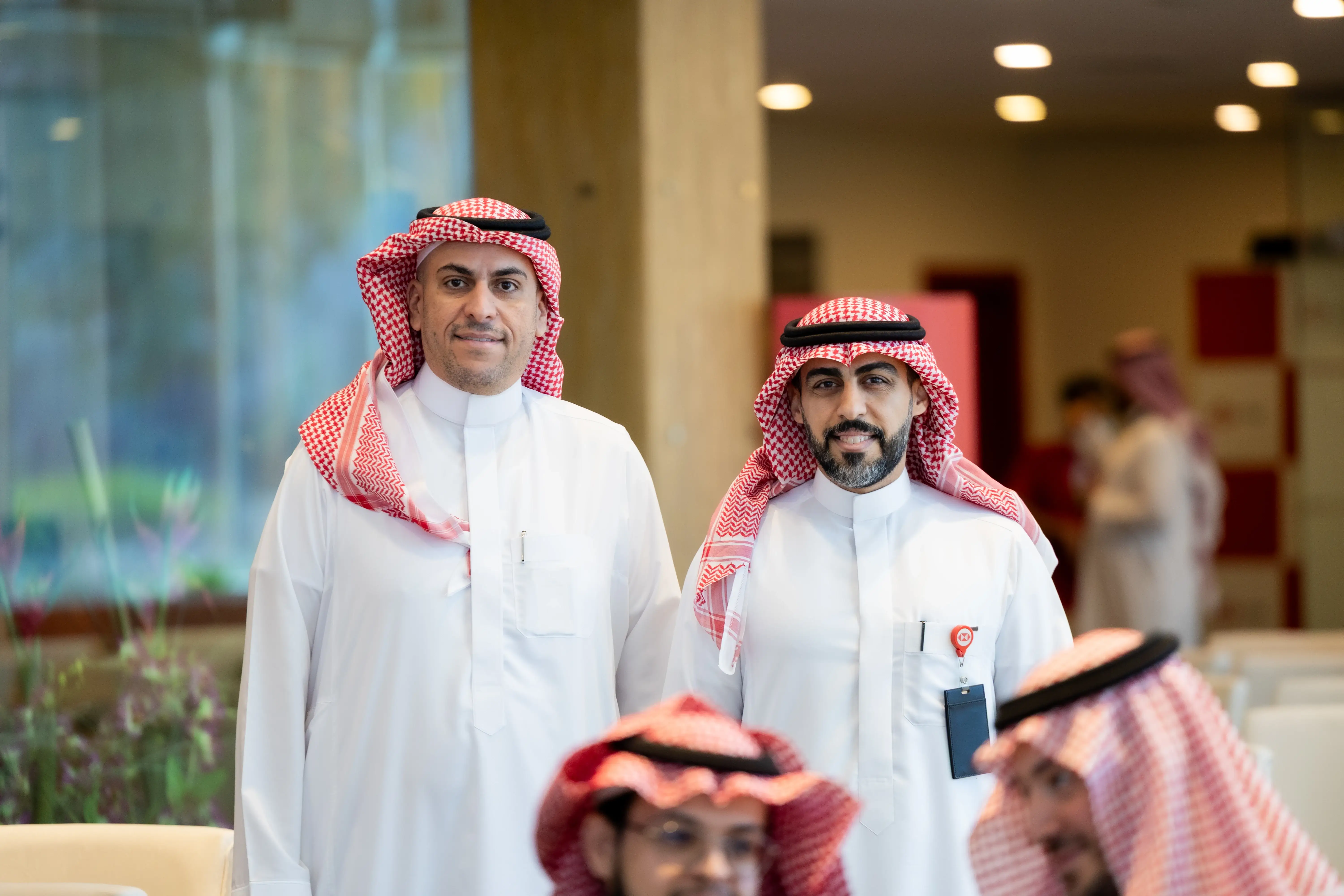 موظفو HSBC خلال احتفال عيد داخل بيئة العمل في الرياض