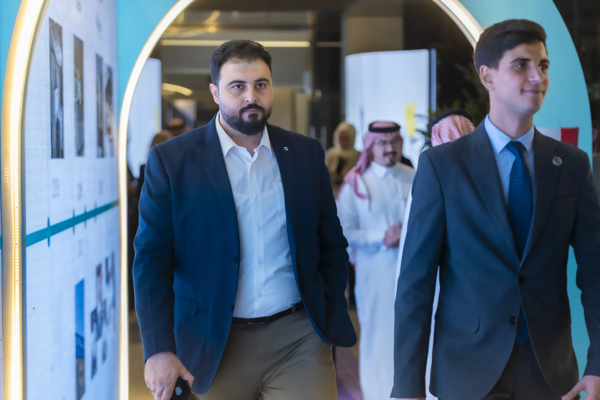 ضيوف يصلون عبر مدخل فعالية عيادات ديرما