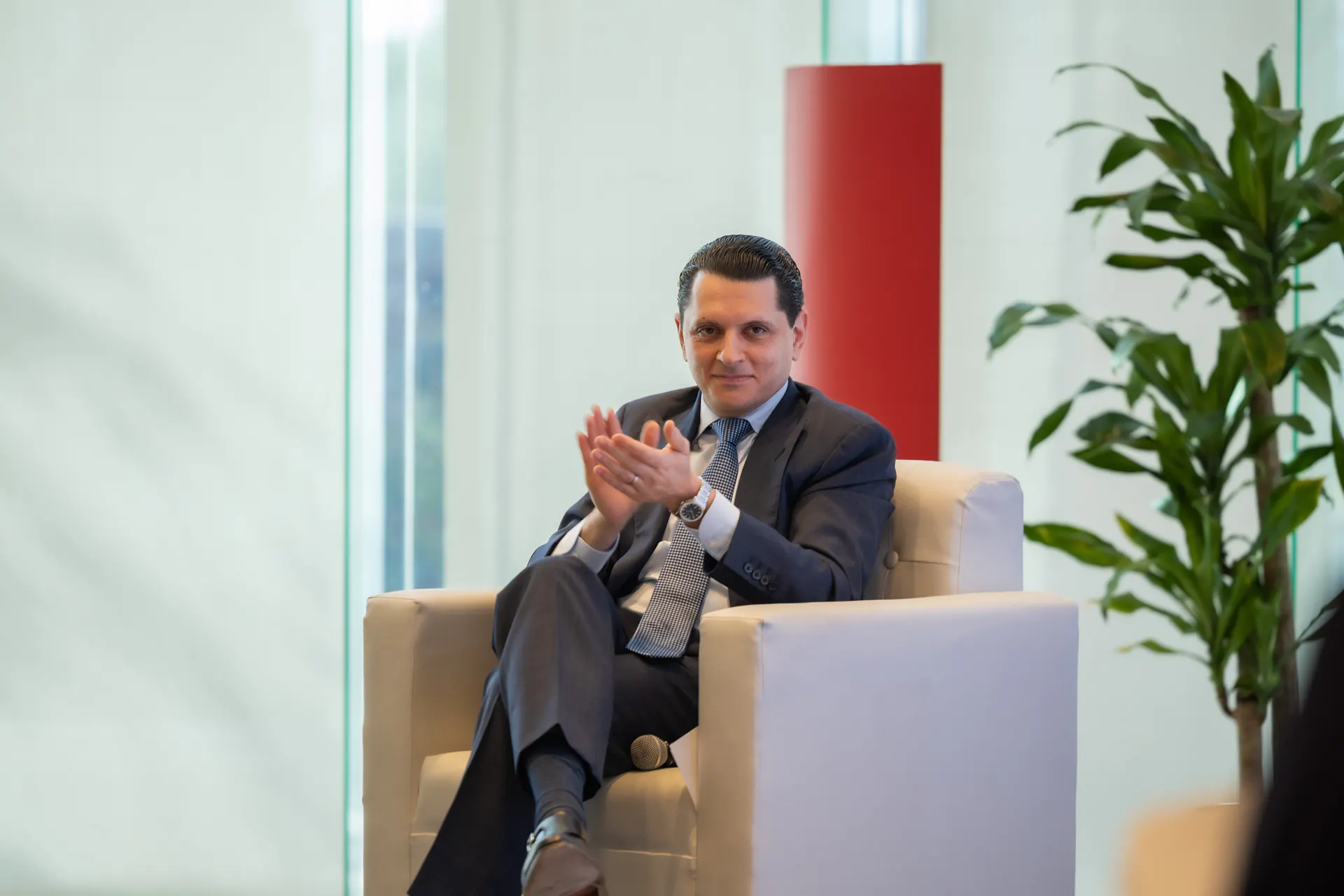 عناصر بصرية للعيد موزعة عبر طوابق بيئة عمل HSBC
